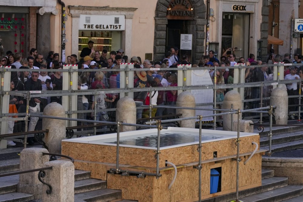 Fontana di Trevi je vypuštěná, místo ní je bazének