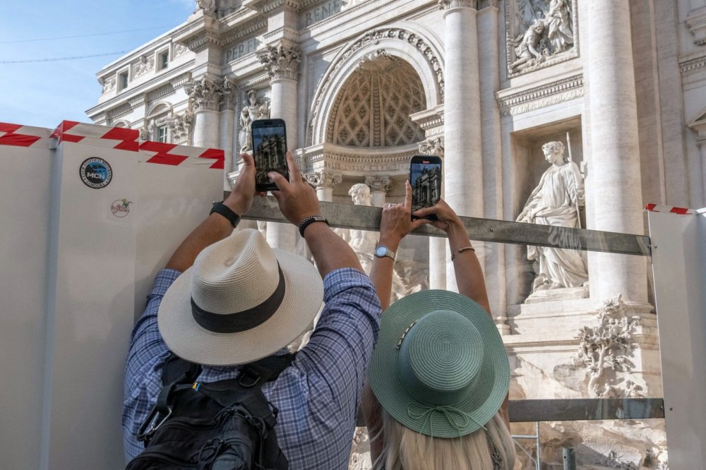 Turisté u slavné památky