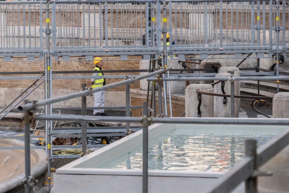 Fontana di Trevi je vypuštěná, místo ní je bazének