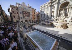 Fontana di Trevi je vypuštěná, místo ní je bazének