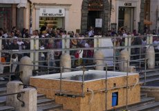 Fontana di Trevi je vypuštěná, místo ní je bazének