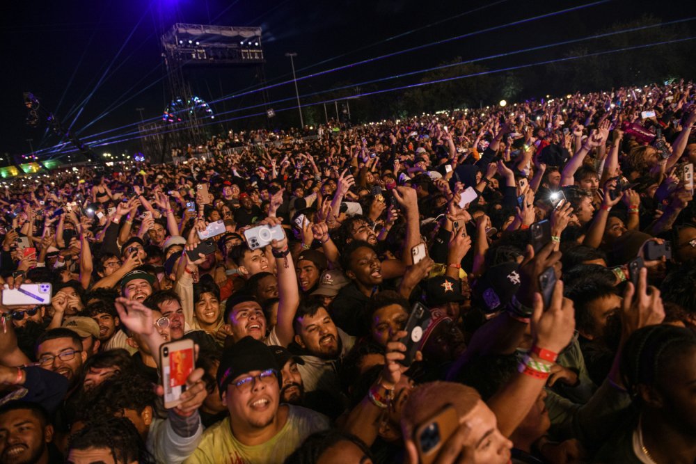 Dav sleduje vystoupení rapera Travise Scotta na festivalu Astroworld v americkém Houstonu 5. listopadu 2021, během kterého v tlačenici před pódiem zahynulo deset lidí a přes dvě stě bylo zraněno.