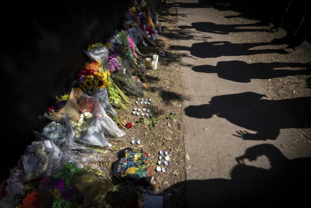 Lidé v Houstonu přinášejí svíčky a květiny k pomníčku, který vznikl k uctění obětí tragického koncertu festivalu Astroworld, při němž zahynulo v tlačenici deset lidí.