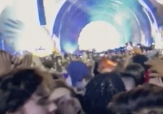 Záběr jednoho z návštěvníků festivalu Astroworld a koncertu rapera Travise Scotta, při kterém v tlačenici zahynulo deset lidí a přes dvě stě bylo zraněno.