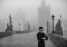 nominace v kategorii Portrét - Björn Steinz, Panos Pictures / “Kafka” Herec Joel Basman na Karlově mostě před východem slunce