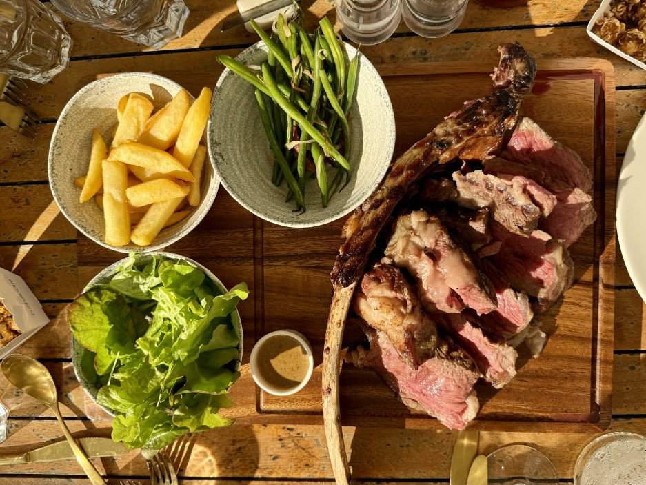 hvězdou masového talíře je rib-eye s kostí