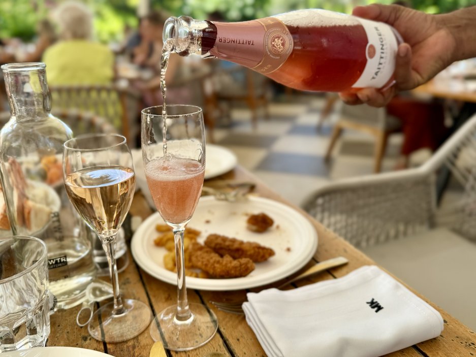 šampaňské Taittinger teče proudem