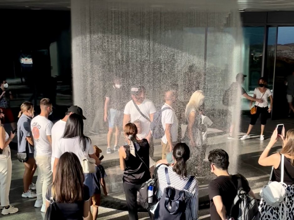 Vodní vězení jako hlavní atrakce před vstupem do pavilonu Saúdské Arábie