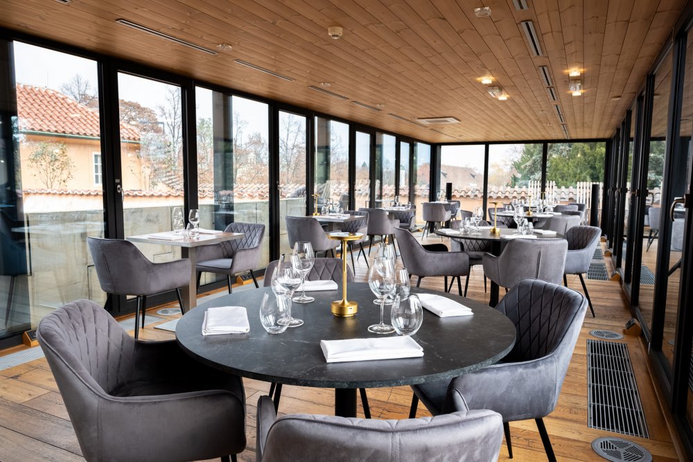 Restaurace má dvě patra, v přízemí ji zdobí renesanční klenby, v patře je panoramatická terasa.