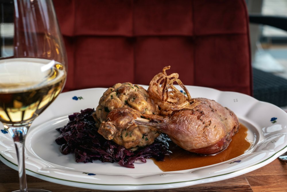 Menu sestavuje pro restauraci vyhlášený kuchař Pavel Sapík. A menu se mění v závislosti na sezóně i různým příležitostem.