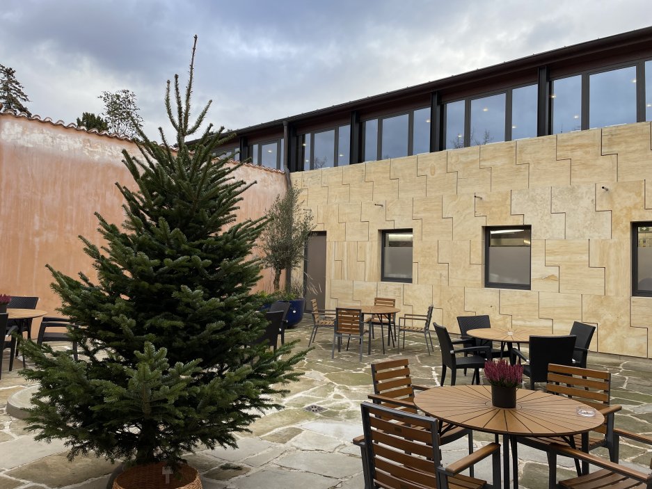 Na jaře 1996 prošel komplex kompletní rekonstrukcí podle návrhu předního českého architekta Josefa Pleskota.