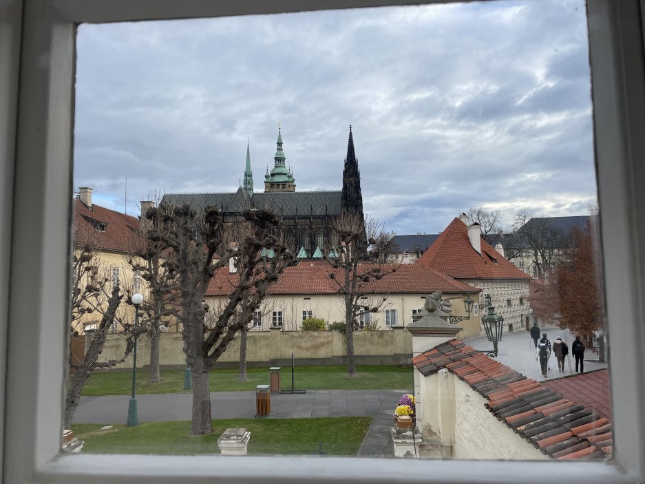 S výhledem na Katedrálu svatého Víta tu servírují tradiční kuchyni. 