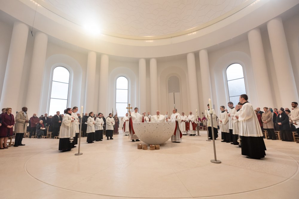 Berlínské arcibiskupství se do rekonstrukce katedrály sv. Hedviky pustilo s nevídanou odvahou. Vlastně to není žádná rekonstrukce, ale kompletní přestavba. Zejména interiér se změnil k nepoznání