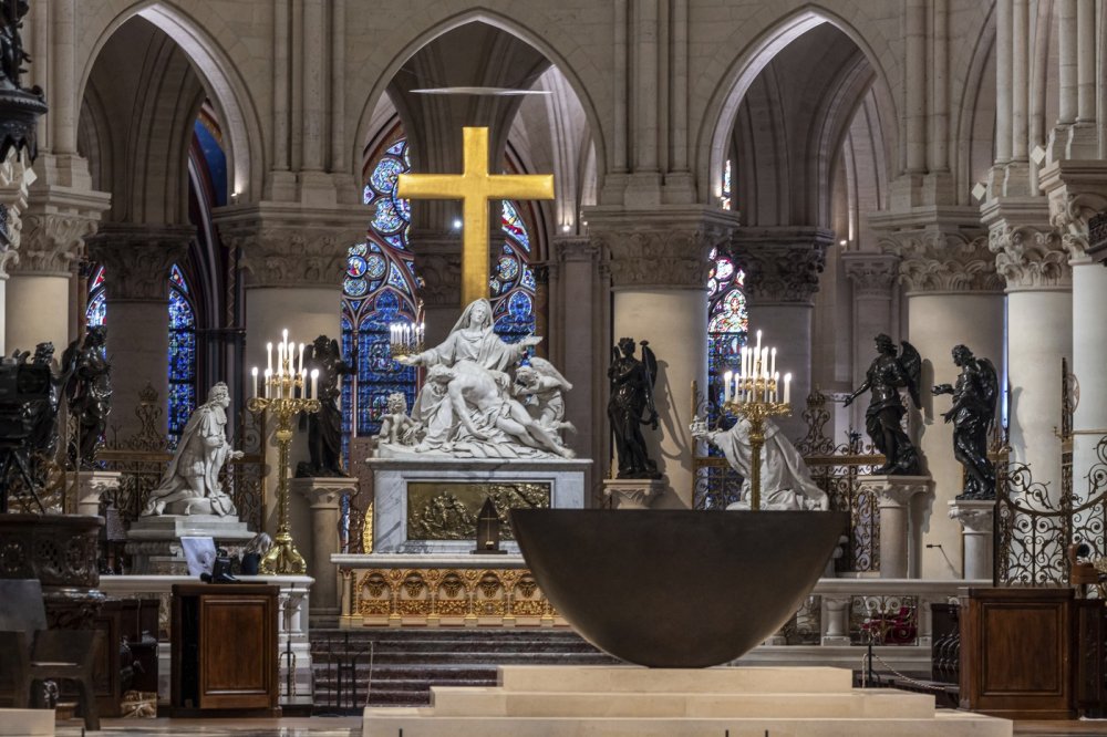 Oltář a srdce katedrály Notre-Dame