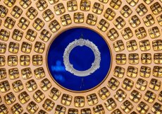 Relikviář trnové koruny navržený francouzským umělcem Sylvainem Dubuissonem během návštěvy katedrály Notre-Dame v Paříži
