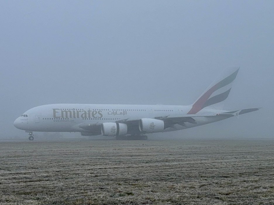 Návrat A380 do Prahy provázela mlha