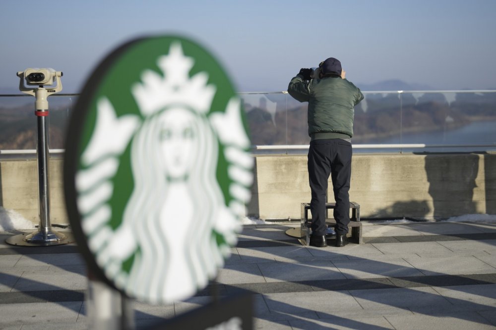 Starbucks otevřel pobočku s výhledem na KLDR