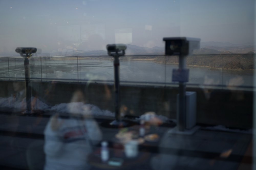 Starbucks otevřel pobočku s výhledem na KLDR