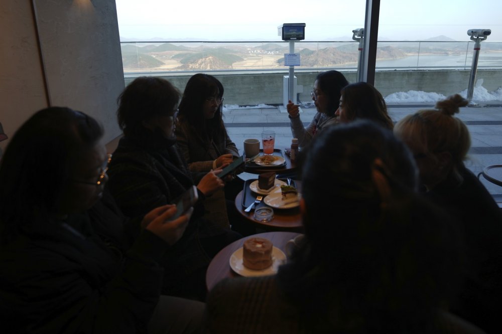 Starbucks otevřel pobočku s výhledem na KLDR