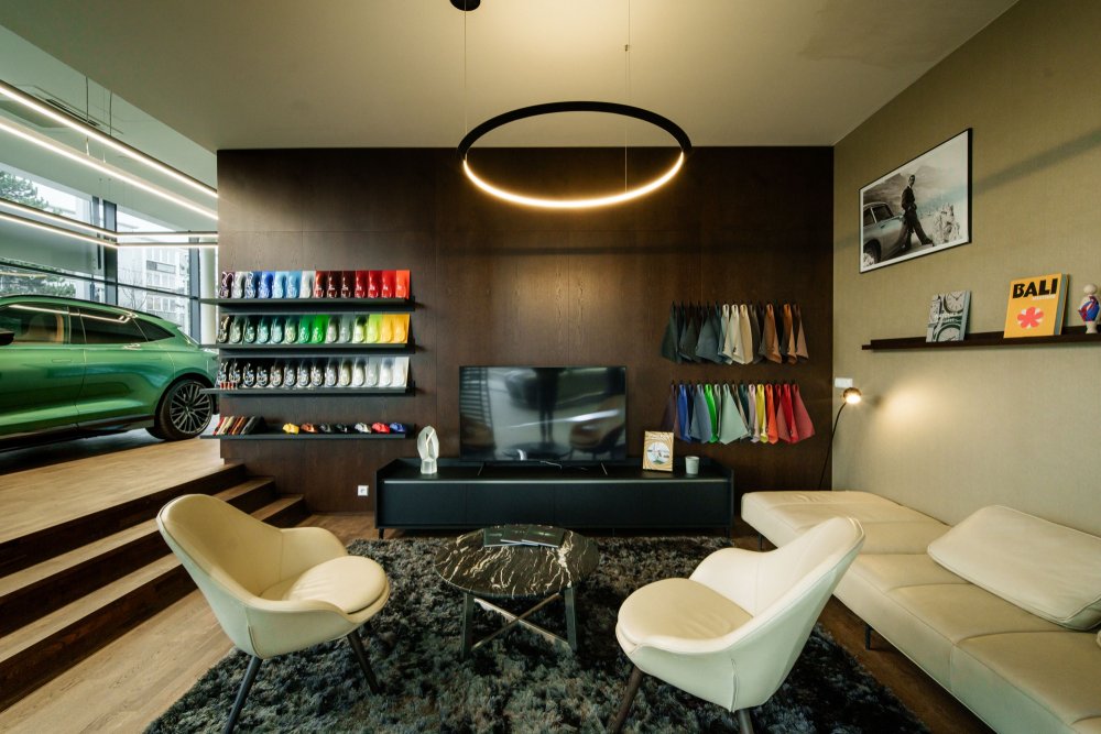 Vedle prezentační části je součástí nového showroomu také lounge v nevšedním stylu legendární značky.
