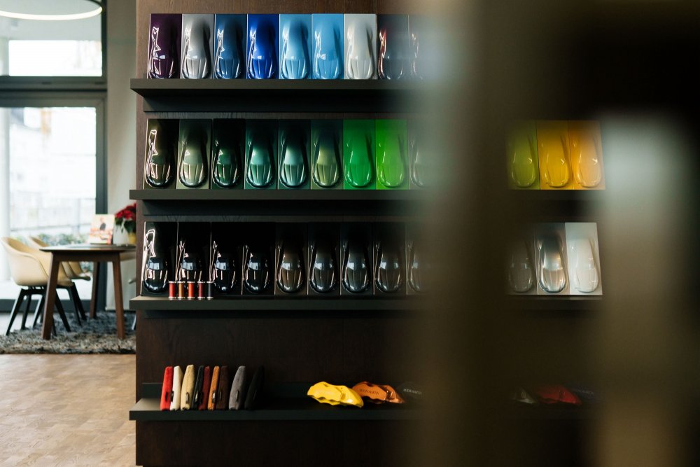 Vedle prezentační části je součástí nového showroomu také lounge v nevšedním stylu legendární značky.