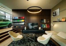 Vedle prezentační části je součástí nového showroomu také lounge v nevšedním stylu legendární značky.