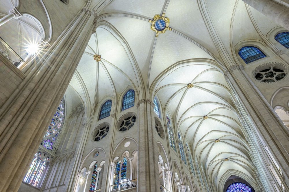 V Paříži se slavnostně znovuotevírá opravená katedrála Notre-Dame