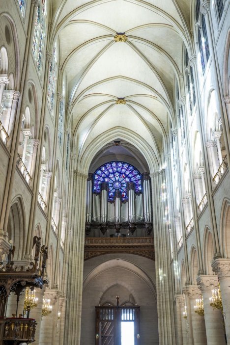 V Paříži se slavnostně znovuotevírá opravená katedrála Notre-Dame