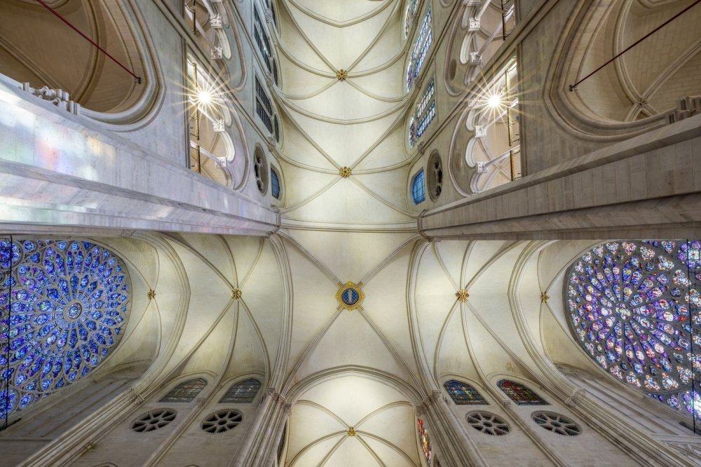 V Paříži se slavnostně znovuotevírá opravená katedrála Notre-Dame