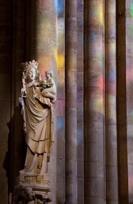 V Paříži se slavnostně znovuotevírá opravená katedrála Notre-Dame