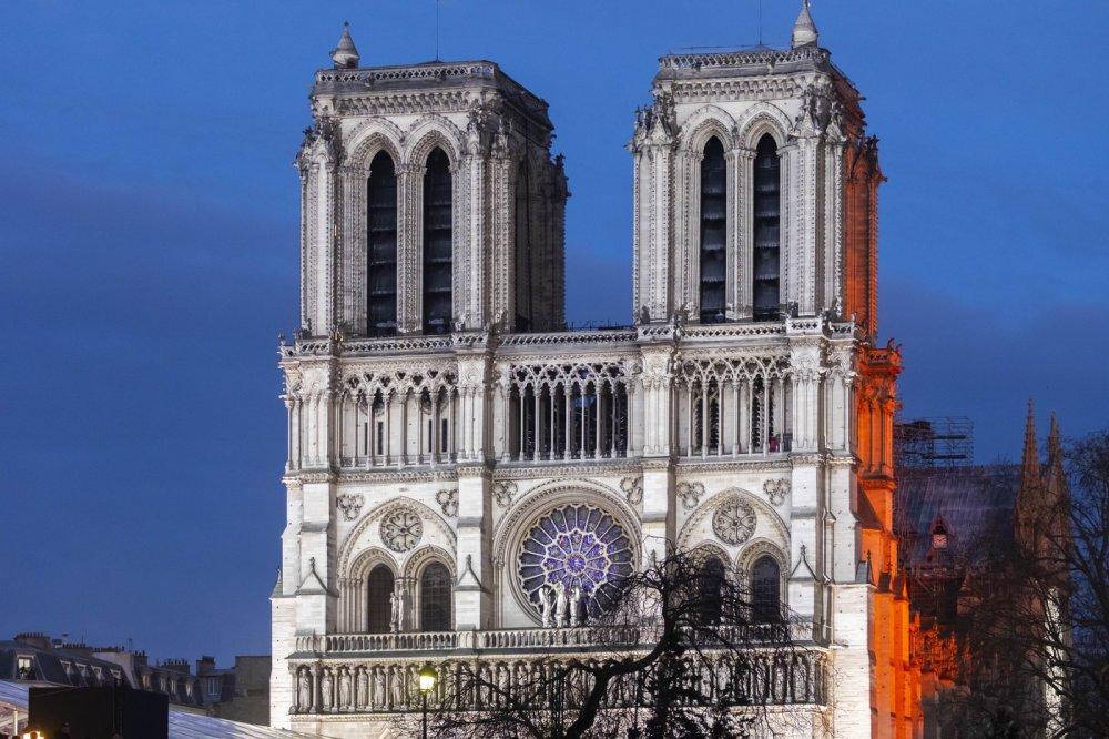 V Paříži se slavnostně znovuotevírá opravená katedrála Notre-Dame