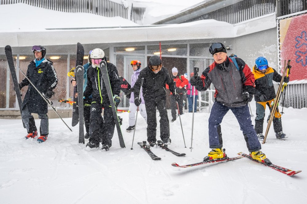 Lyžaři na sjezdovce Anděl ve SkiResortu Černá hora - Pec