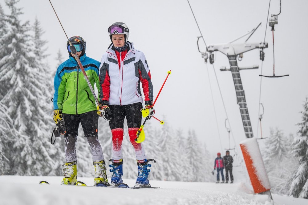 Lyžaři na sjezdovce Anděl ve SkiResortu Černá hora - Pec