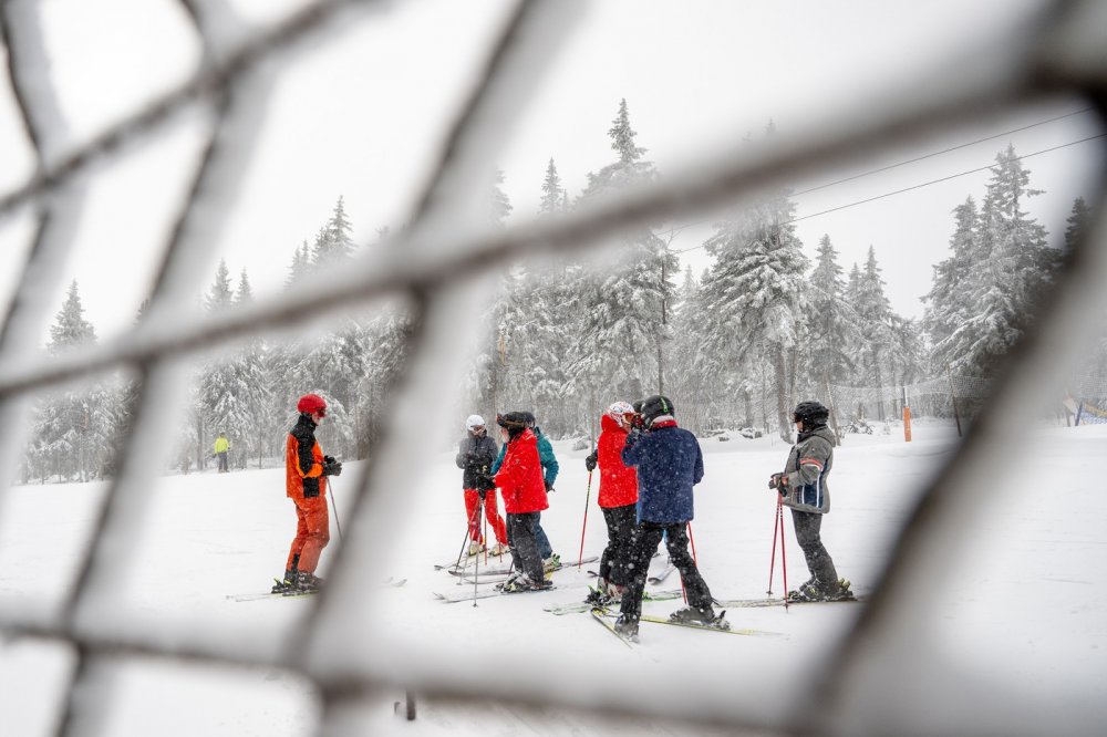 Lyžaři na sjezdovce Anděl ve SkiResortu Černá hora - Pec