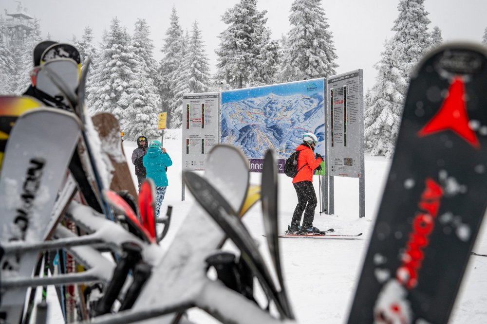 Lyžaři na sjezdovce Anděl ve SkiResortu Černá hora - Pec