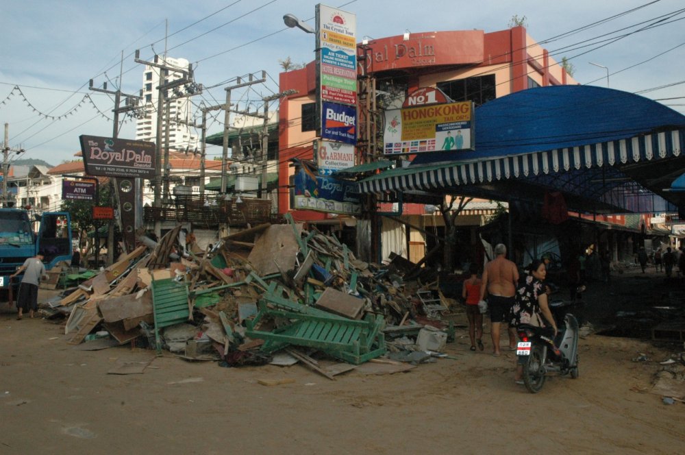 Následky tsunami v thajských ulicích