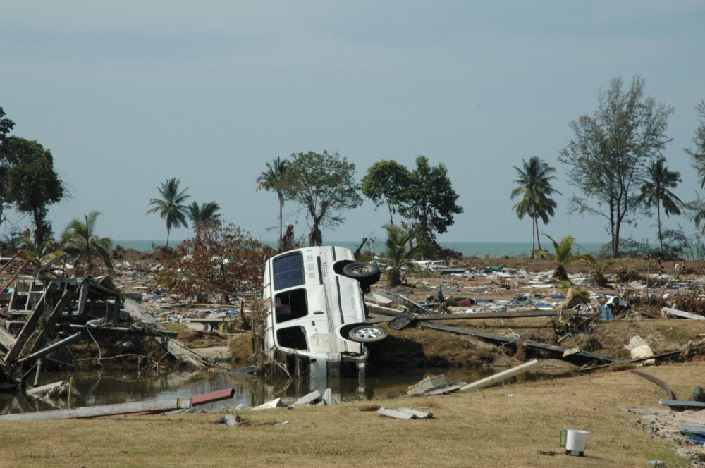 Převrácené auto v troskách po tsunami v Thajsku