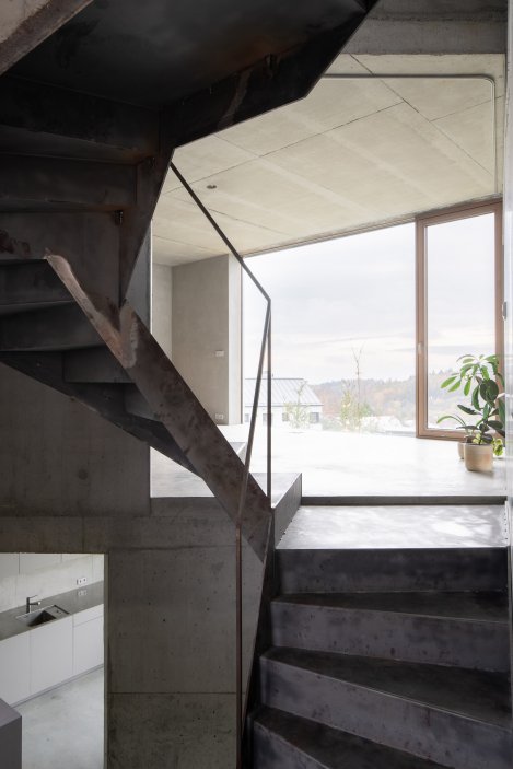 Dům je koncipován jako vertikální jeskyně světla situovaná ve svažité zahradě, popisují architekti.