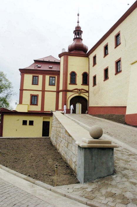 Zámek byl upraven tak, aby zde vznikly pokoje se sociálním zařízením, kuchyně pro restauraci a vinárnu a část zámku byla uzpůsobena pro prohlídky. 