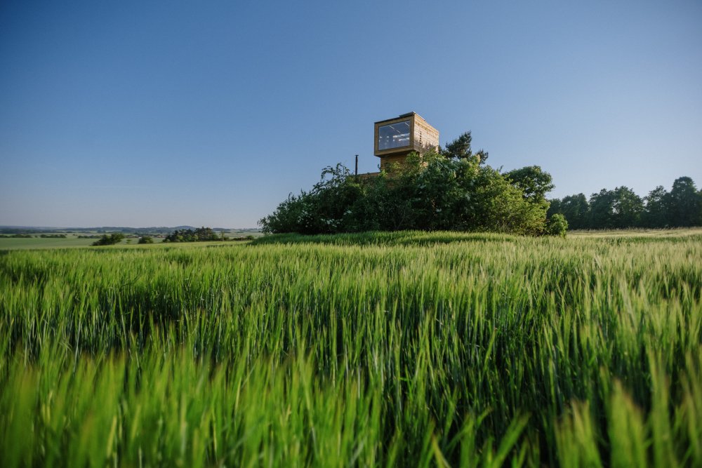 Na pohraničním opevění, řopíku, ve Vratětíne na Znojemsku vyrostla dřevěná nástavba podle návrhu architekta Jana Tyrpekla. 