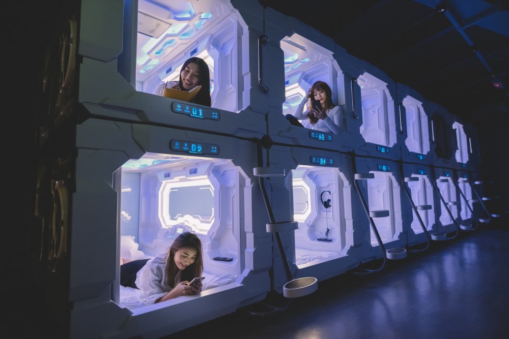 Velmi hustě osídlenou megapolí je také japonské Tokio. Tamní vynález, klecové kóje, zaujímá plochu do osmi metrů čtverečních.