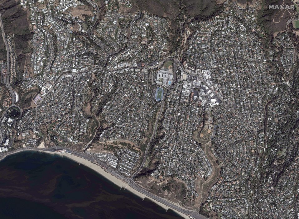 Snímek domů před požárem ve čtvrti Pacific Palisades v Los Angeles.