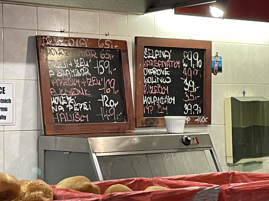 Ceny jsou na místo, nacházíme se nedaleko Staroměstského náměstí, překvapivě nízké. 