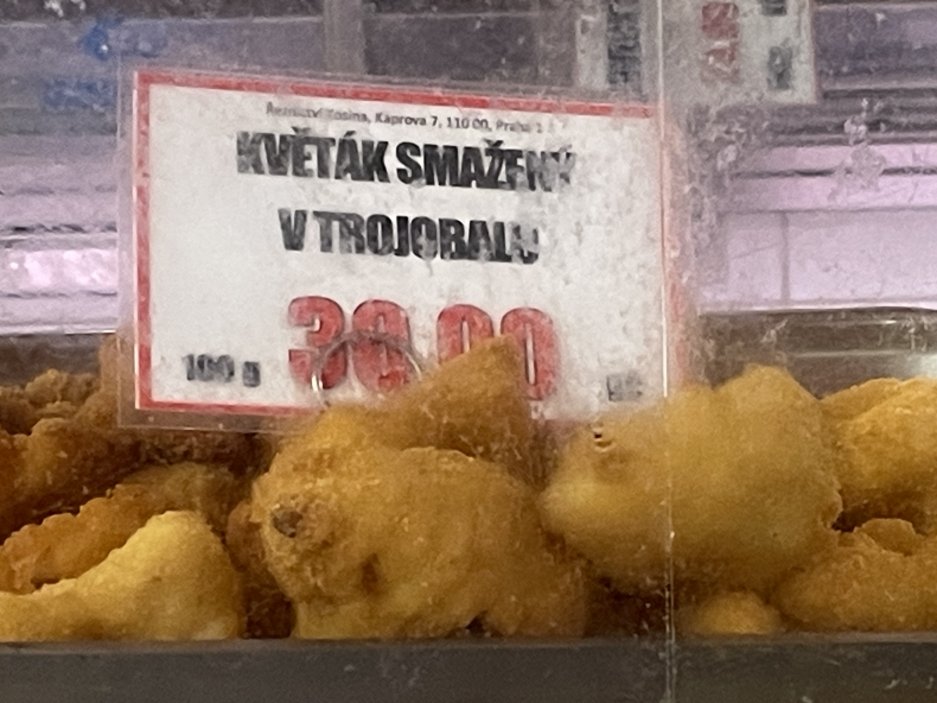 A na své si přijdou i vegetariáni. Smažený květák je skvělá česká klasika.