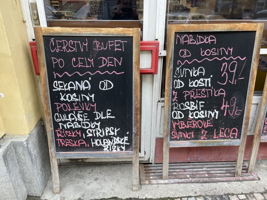 Tohle místo není jen jídelnou, lákají i na kvalitní maso. Maso z "přeštíka". 