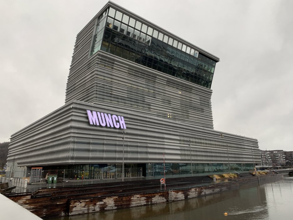 Nové muzeum nejslavnějšího norského malíře Edvarda Muncha, které se nedávno otevřelo pro veřejnost v Oslu, vyhrálo hlasování o nejošklivější novou budovu v Norsku v anketě pořádané hnutím Arkitekturoppröret.