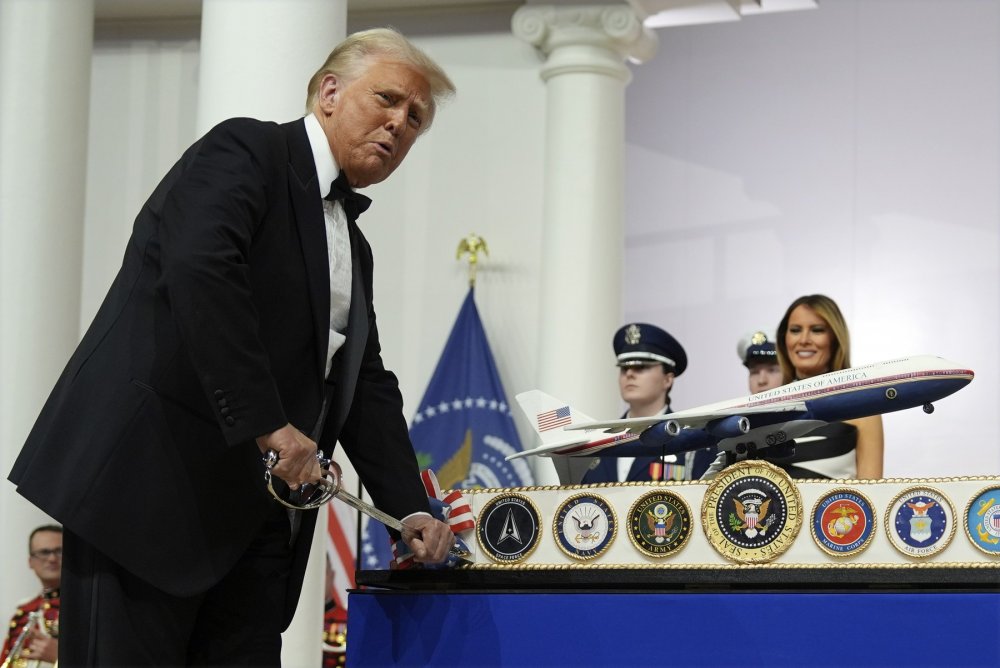 Prezident Donald Trump krájí dort na plese, který je součástí 60. prezidentské inaugurace.