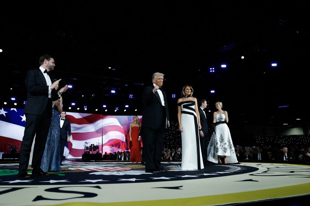 Prezident Donald Trump a první dáma Melania Trumpová na plese.