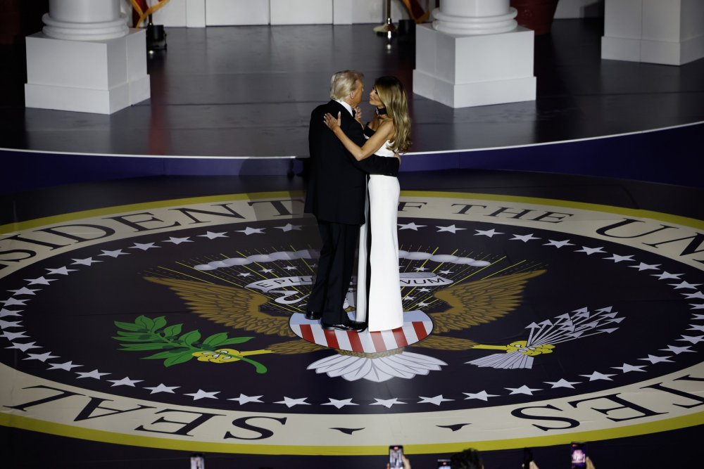 Prezident Donald Trump a první dáma Melania Trumpová na plese.