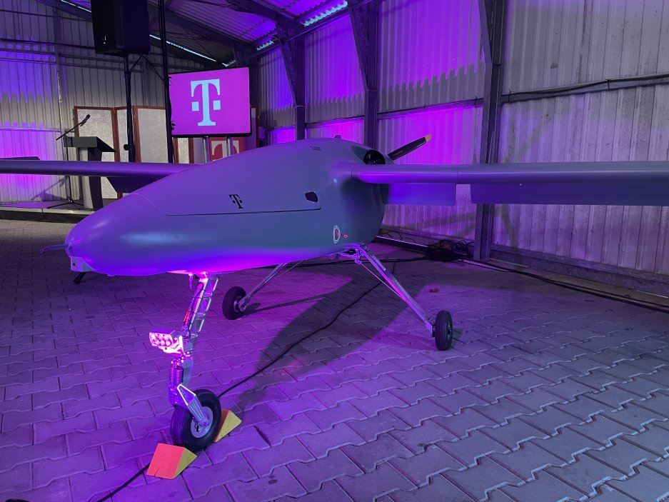 Bezpilotní dron Primoco One 150 je navržený a vyráběný v České republice. Vestavěný mobilní vysílač může být připojen do lokálního jádra sítě a vytvořit například i samostatnou  síť, třeba pro záchranné složky. 
